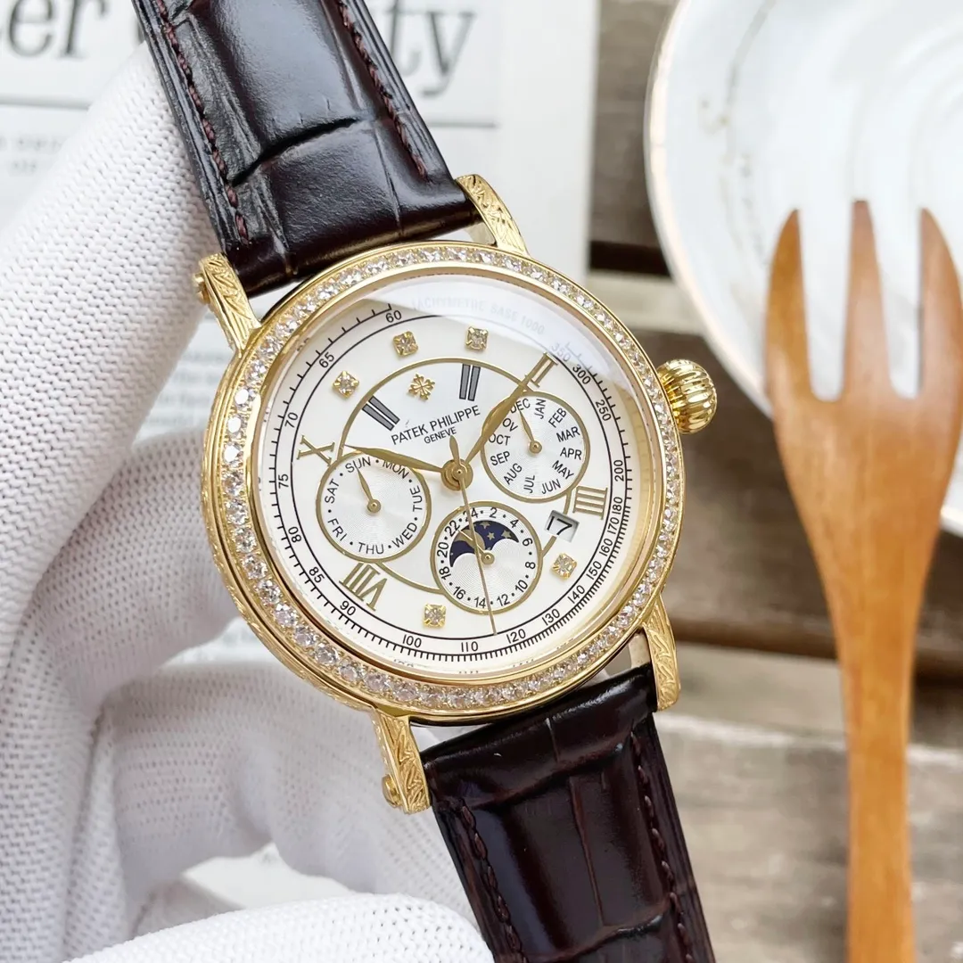 【Top Replica】💰6400! Patek Philippe's complex function series - pure handmade - carved watch - makes a stunning debut. The 42 mm diameter is suitable for the public male hand, and it is very suitable for business and leisure. The entire watch case is hand-carved with patterns, which has a strong visual impact and is unforgettable. The physical texture is more beautiful.      1⃣️With imported 9100 multi-function movement (zero repair) function (24 hours, week/star/month), this watch has a 38-48 hour power reserve. 2⃣️Imported 316L stainless steel, using 18k quality furnace vacuum plating! 3⃣️Paired with exclusive custom-made square scale cowhide strap 4⃣️Wear-resistant and scratch-resistant sapphire glass mirror! 5⃣️30-meter daily waterproof level. Patek Philippe is simple but not simple! The quality of the actual shooting is the same!